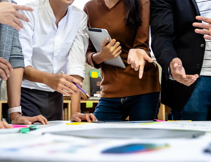 Mani di una persona che disegnano su una tavoletta grafica