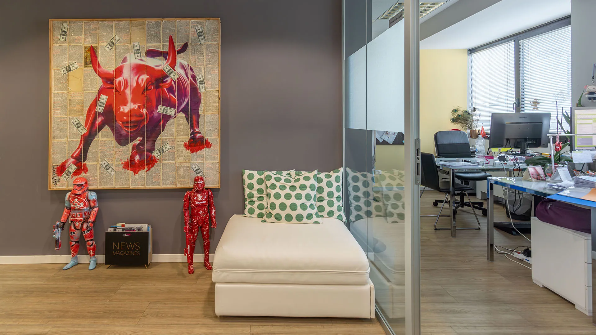 Ingresso principale con vista ufficio amministrativo di Yobee